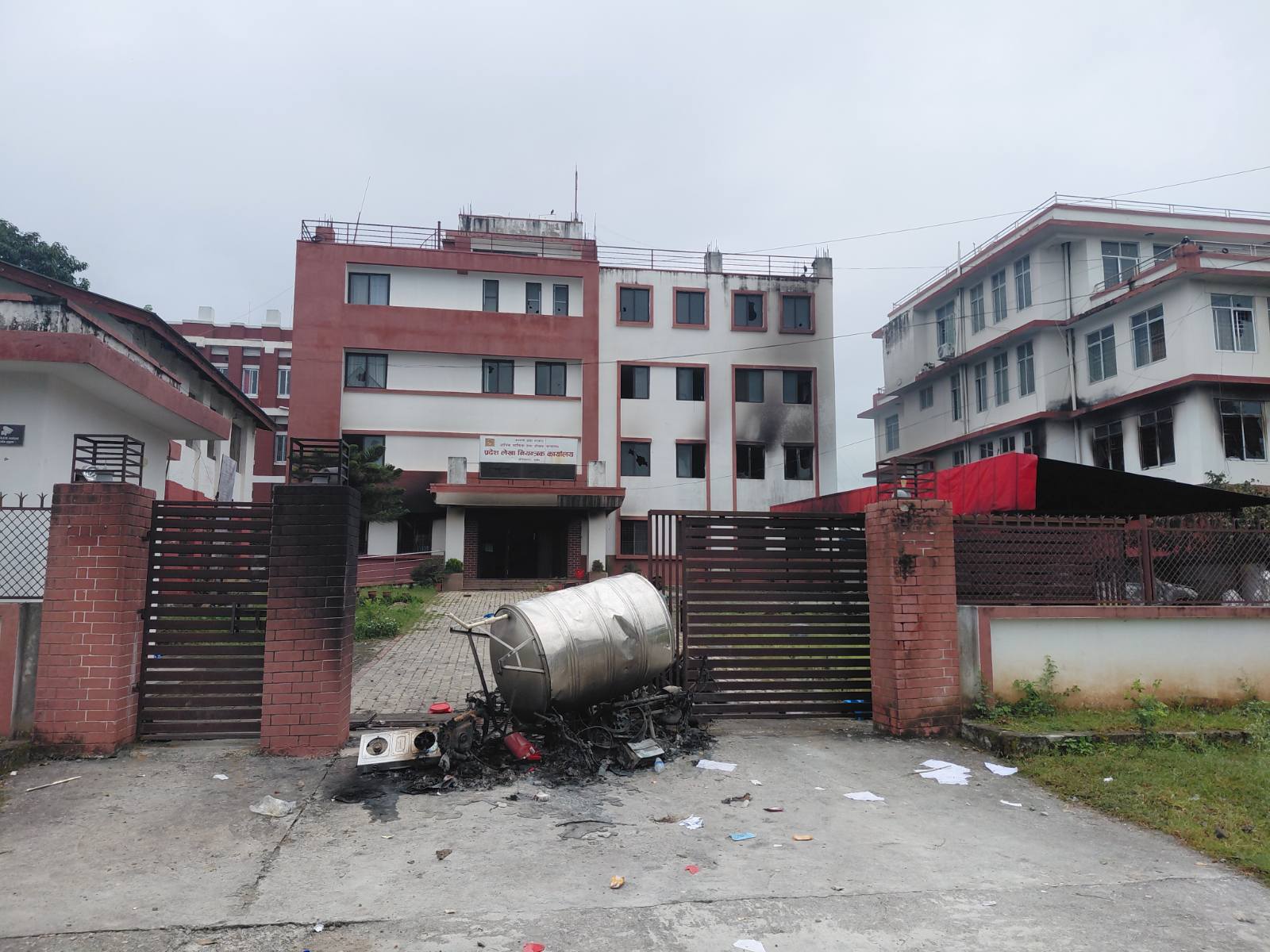 प्रर्दशनकारीको निशानामा कसरी प¥यो प्रदेश लेखा नियन्त्रक कार्यालय ?