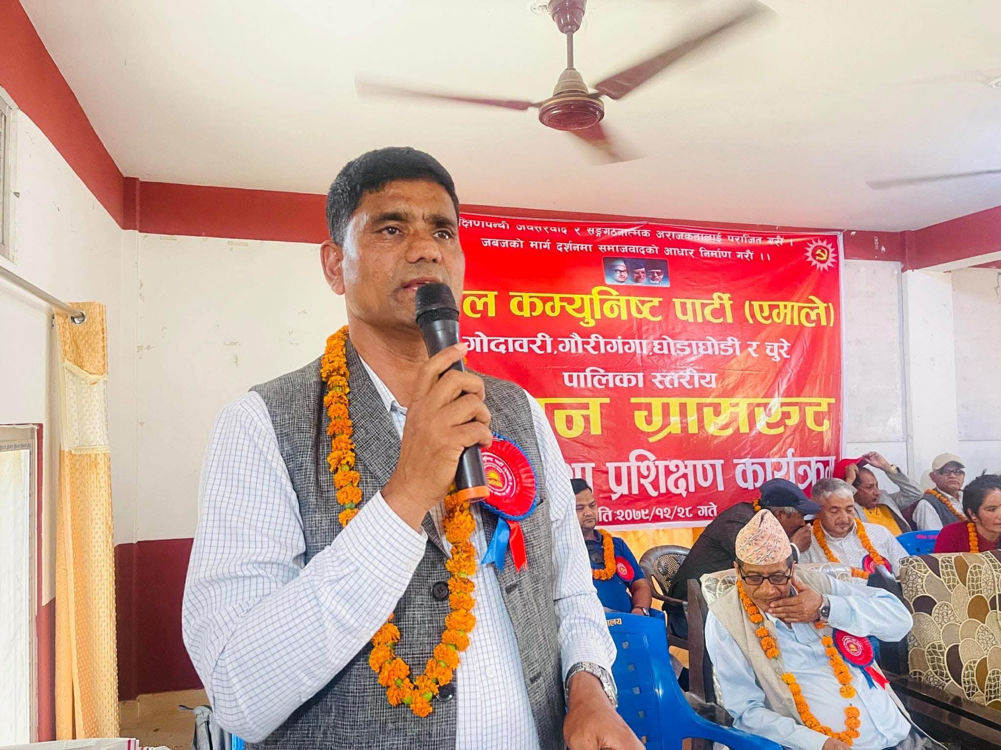 सचिवका आकांक्षी लालबहादुर थापा भन्छन्, “ओलीको बाटो नै देशको बाटो”